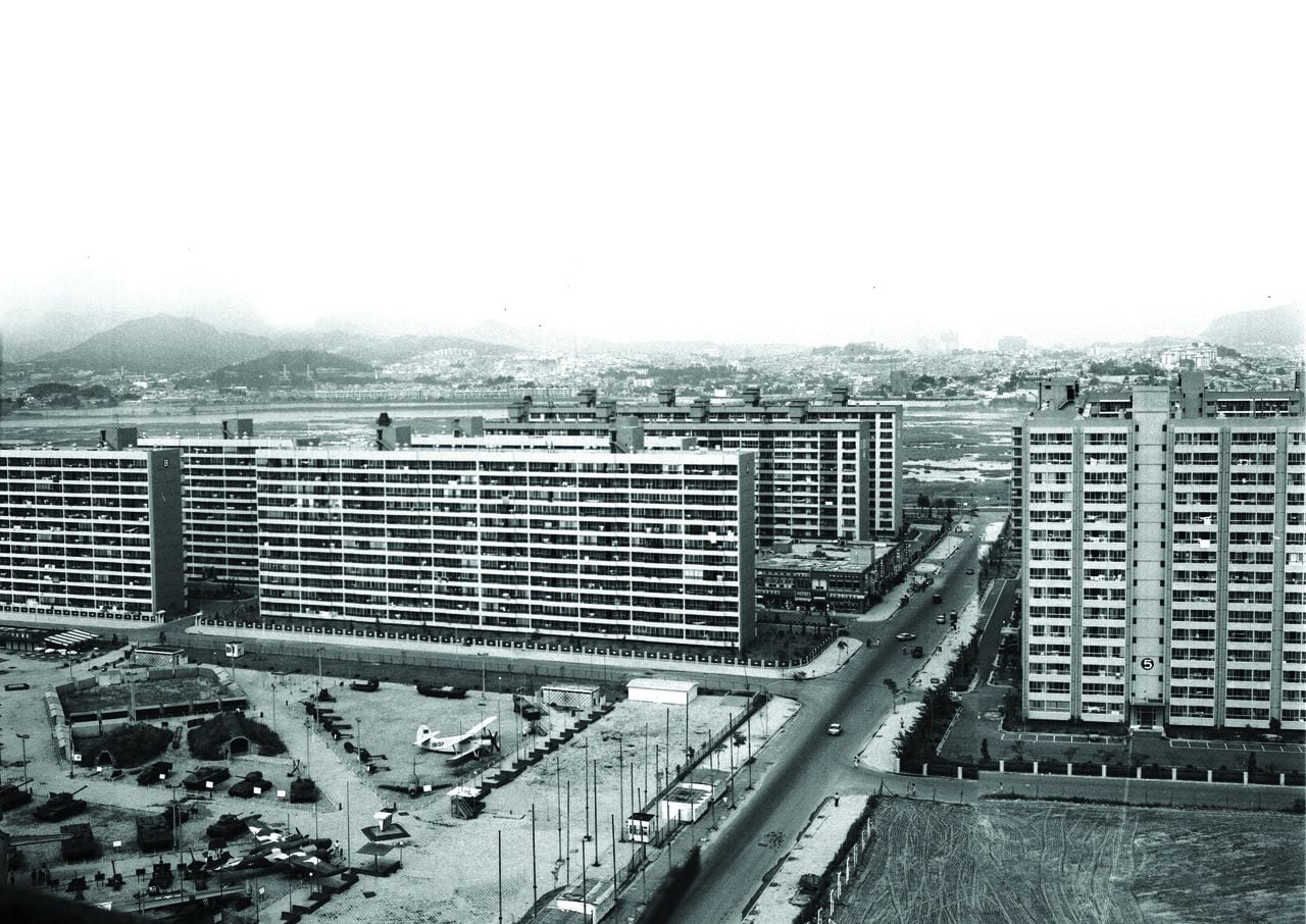 1977년 9월 6일 촬영된 여의도 시범아파트의 모습. /서울역사아카이브 <전체화면 버튼을 클릭하면 좀 더 생생하게 볼 수 있습니다.>