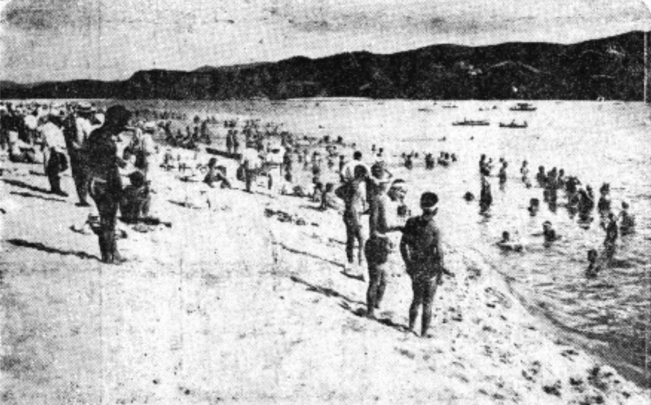 시민들이 한강에서 물놀이를 즐기고 있는 모습. /1933년 7월 24일 조선일보 <전체화면 버튼을 클릭하면 좀 더 생생하게 볼 수 있습니다.>