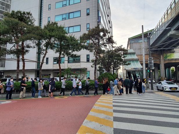 뚝섬역으로 퇴근하기 위해 직장인들이 줄을 서 있다/정영인 인턴기자