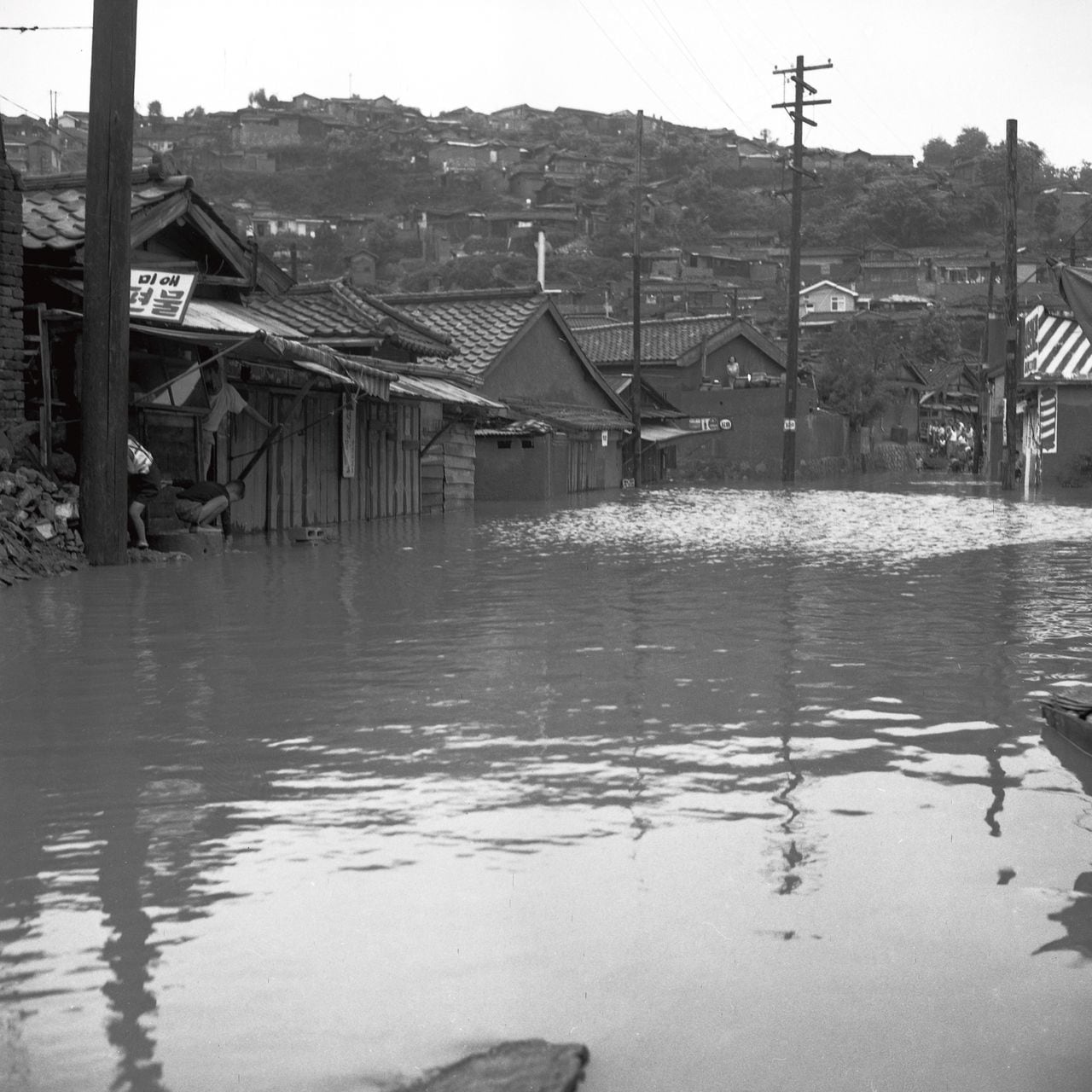 1966년 7월 16일 중부지방 집중호우로 물에 잠긴 서부이촌동 가옥들의 모습. /서울역사아카이브 <전체화면 버튼을 클릭하면 좀 더 생생하게 볼 수 있습니다.>