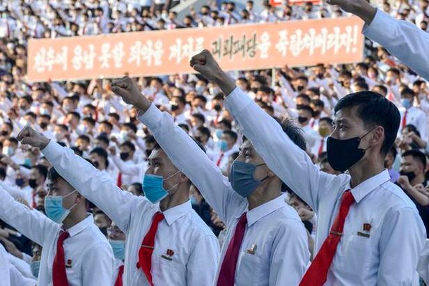 2021년 3월 6일 북한 청년들이 탈북민들의 대북전단 살포를 절대 용납할 수 없다고 성토하는 군중 집회를 열고 있는 모습. /로이터 연합뉴스