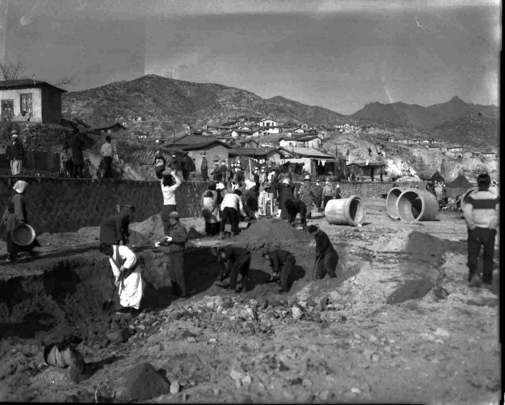 1963년12월 11일 서울 서대문구 홍제동 공사 현장에서 시민들이 실업자 구제사업 일환으로 일을 하고 있다. /서울사진아카이브 <전체화면 버튼을 클릭하면 좀 더 생생하게 볼 수 있습니다.>