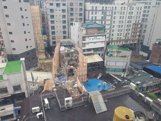 27일 오피스텔 신축을 위해 이화여대 일대의 저층 상가건물이 허물어지고 있다. /김송이 기자